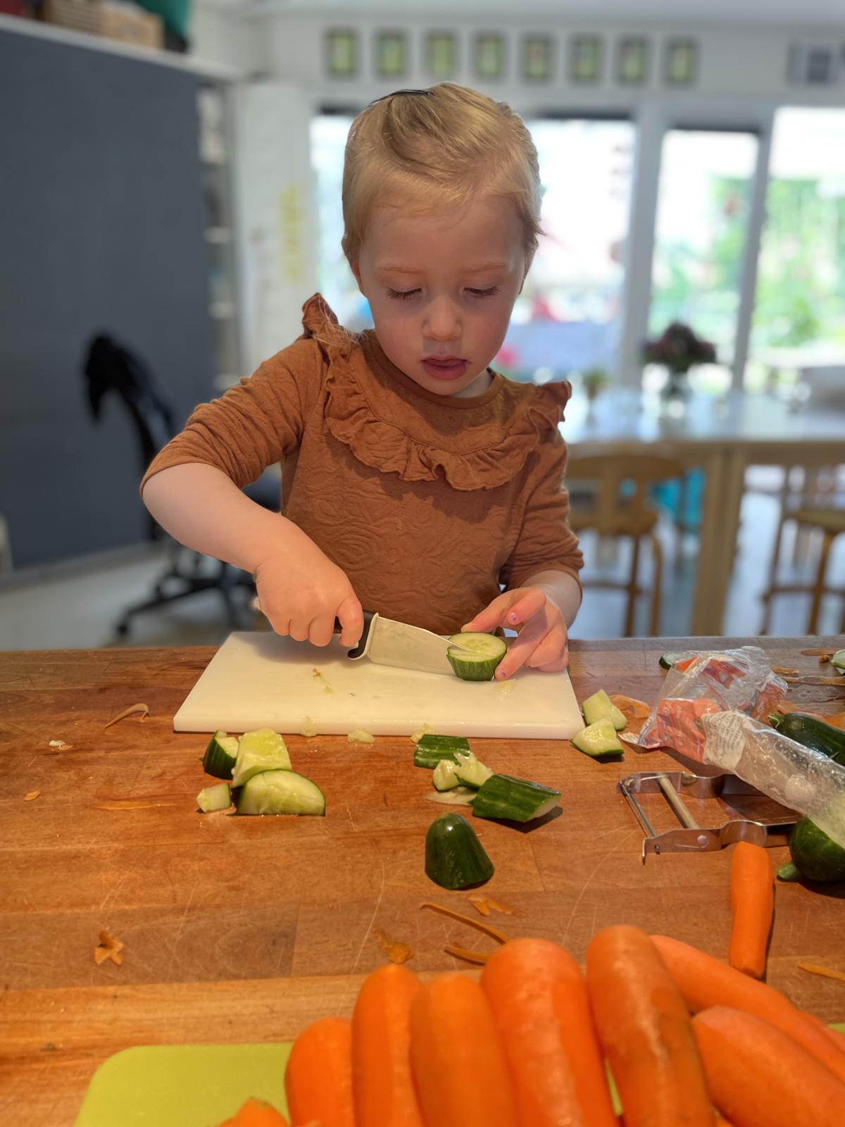 pige skærer grøntsager